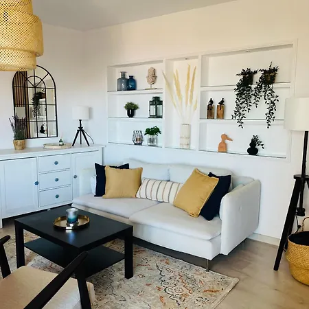 Cozy - Balcony & Sea View Apartment